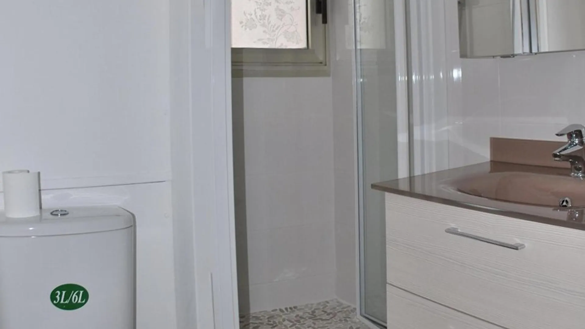 Le Lavandou T2 Cabine 4 Personnes, A 10M De La Plage Avec Parking - Fr-1-803-90