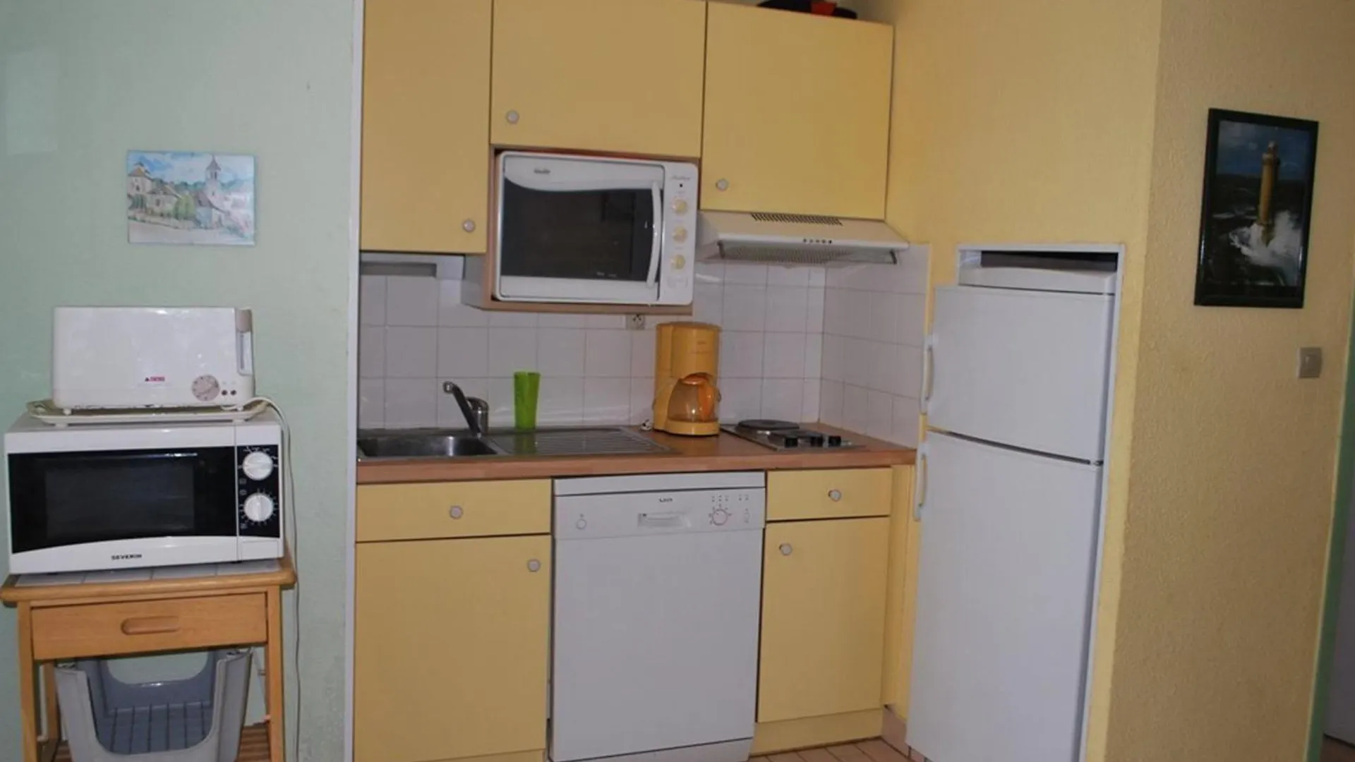 Le Lavandou T2 Cabine 4 Personnes, A 10M De La Plage Avec Parking - Fr-1-803-90 0*, Le Lavandou