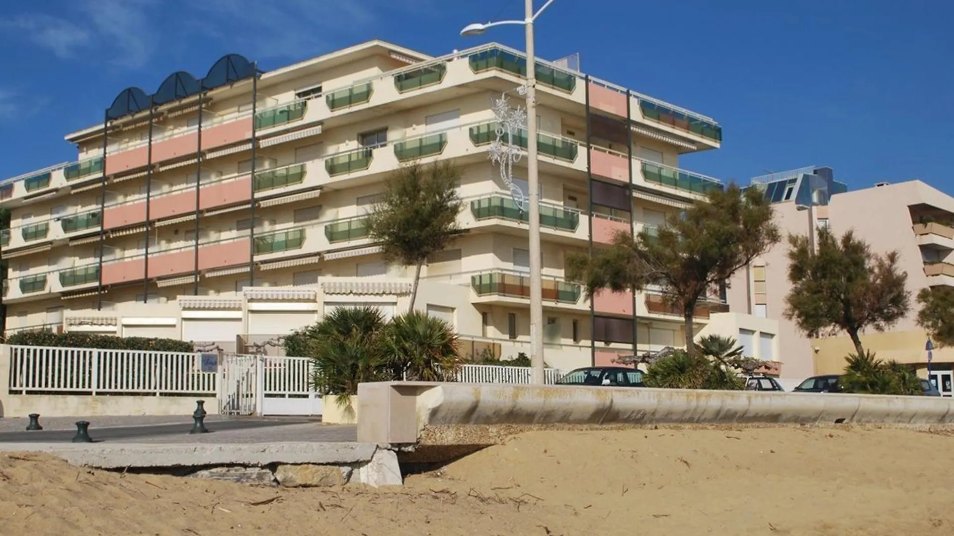 Le Lavandou T2 Cabine 4 Personnes, A 10M De La Plage Avec Parking - Fr-1-803-90 Apartment