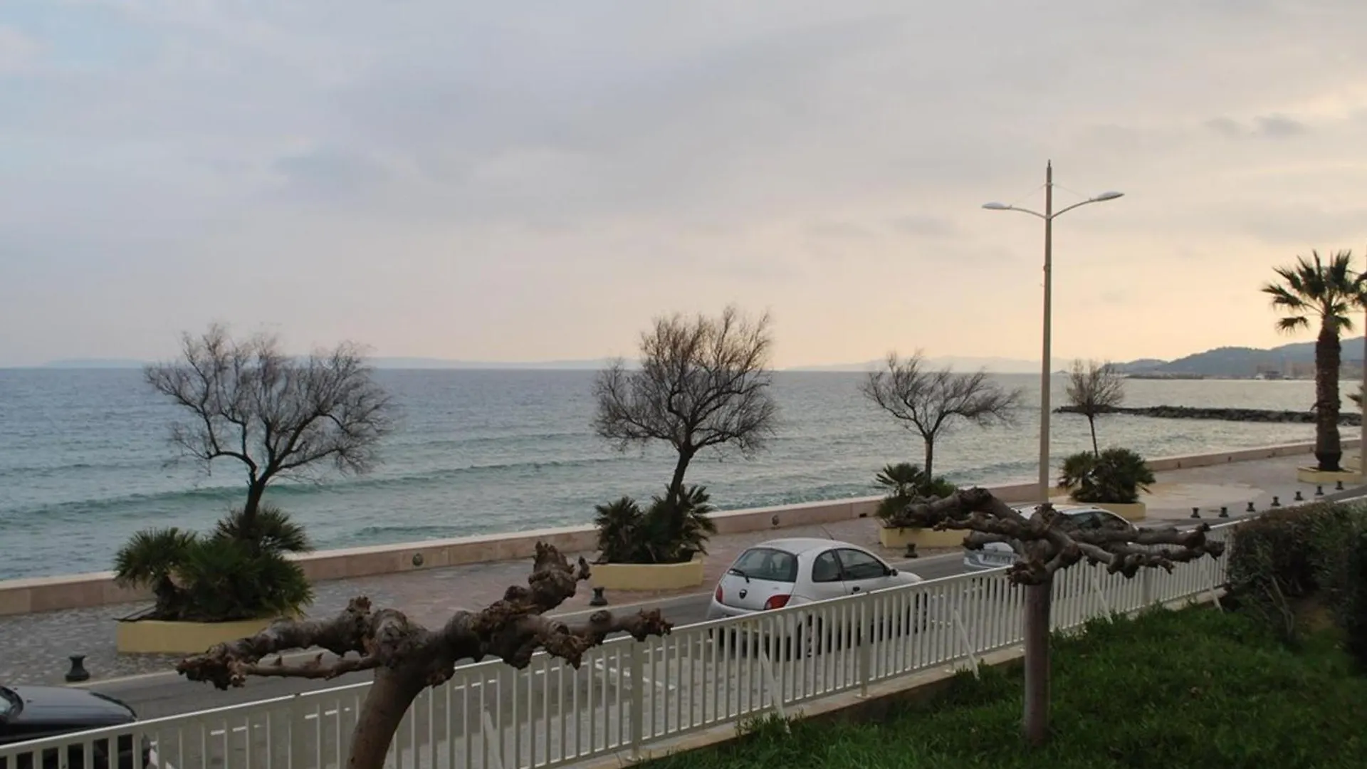 Le Lavandou T2 Cabine 4 Personnes, A 10M De La Plage Avec Parking - Fr-1-803-90